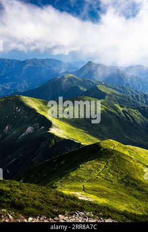 Asahi Mountain Range, südlicher Blick vom Gipfel des höchsten Berges Oasahi(Ohasahidake),100 von Japan, Yamagata, Tohoku, Japan, Asien Stockfoto