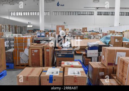 210427 -- HAIKOU, 27. April 2021 -- Ein Arbeiter stellt eine Bestandsaufnahme der Gegenstände her, die auf der ersten China International Consumer Products Expo im Hainan International Convention and Exhibition Center in Haikou, Südchinesische Provinz Hainan, am 27. April 2021 ausgestellt werden sollen. Die erste China International Consumer Products Expo findet vom 7. Bis 10. Mai im Hainan International Convention and Exhibition Center statt. CHINA-HAINAN-HAIKOU-INTERNATIONAL CONSUMER PRODUCTS EXPO CN PUXXIAOXU PUBLICATIONXNOTXINXCHN Stockfoto