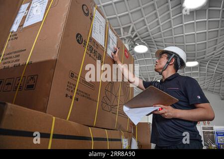 210427 -- HAIKOU, 27. April 2021 -- Ein Arbeiter stellt eine Bestandsaufnahme der Gegenstände her, die auf der ersten China International Consumer Products Expo im Hainan International Convention and Exhibition Center in Haikou, Südchinesische Provinz Hainan, am 27. April 2021 ausgestellt werden sollen. Die erste China International Consumer Products Expo findet vom 7. Bis 10. Mai im Hainan International Convention and Exhibition Center statt. CHINA-HAINAN-HAIKOU-INTERNATIONAL CONSUMER PRODUCTS EXPO CN PUXXIAOXU PUBLICATIONXNOTXINXCHN Stockfoto