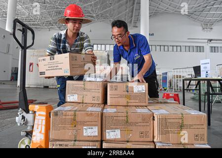 210427 -- HAIKOU, 27. April 2021 -- Arbeiter verschieben Gegenstände, die auf der ersten China International Consumer Products Expo im Hainan International Convention and Exhibition Center in Haikou, Südchinesische Provinz Hainan, am 27. April 2021 ausgestellt werden sollen. Die erste China International Consumer Products Expo findet vom 7. Bis 10. Mai im Hainan International Convention and Exhibition Center statt. CHINA-HAINAN-HAIKOU-INTERNATIONAL CONSUMER PRODUCTS EXPO CN PUXXIAOXU PUBLICATIONXNOTXINXCHN Stockfoto