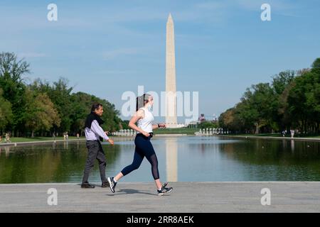 210427 -- WASHINGTON, 27. April 2021 -- Eine Frau joggt am Lincoln Memorial Reflecting Pool in Washington, D.C., USA, am 27. April 2021. Das US-Zentrum für Krankheitskontrolle und Prävention CDC hat am Dienstag neue Richtlinien für vollständig geimpfte Amerikaner vorgestellt, einschließlich Aktivitäten, die sie ohne Masken sicher fortsetzen können. U.S.-WASHINGTON, D.C.-CDC-NEW MASK GUIDANCE LIUXJIE PUBLICATIONXNOTXINXCHN Stockfoto