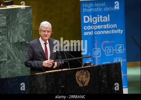 210428 -- VEREINTEN NATIONEN, 28. April 2021 -- Volkan Bozkir, Präsident der 75. Tagung der Generalversammlung der Vereinten NATIONEN, spricht die hochrangige thematische Debatte über digitale Zusammenarbeit und Konnektivität im UN-Hauptquartier in New York am 27. April 2021 an. Die stellvertretende UN-Generalsekretärin Amina Mohammed rief am Dienstag zu kollektiven Maßnahmen auf, um eine offenere, freiere und sicherere digitale Zukunft für alle zu schaffen. Gemeinsam ist es unsere Aufgabe, die Entwicklung digitaler Umgebungen zu unterstützen, die alle mit einer positiven Zukunft verbinden können. Deshalb brauchen wir gemeinsame Anstrengungen mit der Zusammenarbeit zwischen nationalen und lokalen Regierungen, Stockfoto