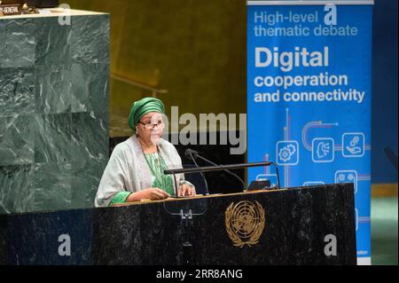 210428 -- VEREINTEN NATIONEN, 28. April 2021 -- die stellvertretende UN-Generalsekretärin Amina Mohammed spricht die hochrangige thematische Debatte über digitale Zusammenarbeit und Konnektivität im UN-Hauptquartier in New York am 27. April 2021 an. Die stellvertretende UN-Generalsekretärin Amina Mohammed rief am Dienstag zu kollektiven Maßnahmen auf, um eine offenere, freiere und sicherere digitale Zukunft für alle zu schaffen. Gemeinsam ist es unsere Aufgabe, die Entwicklung digitaler Umgebungen zu unterstützen, die alle mit einer positiven Zukunft verbinden können. Aus diesem Grund brauchen wir gemeinsame Anstrengungen mit der Zusammenarbeit zwischen den nationalen und lokalen Regierungen, dem Privatsektor und dem zivilen soc Stockfoto