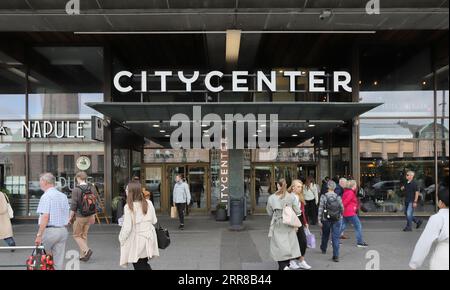 Helsinki, Finnland - 5. September 2023: Personen vor dem Eingang zum Einkaufszentrum Citycenter in der Innenstadt von Helsinki. Stockfoto