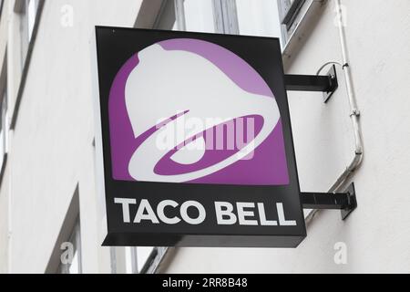 Helsinki, Finnland - 5. September 2023: Taco Bell-Schild und Logo vor dem Fast Food-Restaurant in der Fredrikinkatu-Straße in der Innenstadt von Helsinki. Stockfoto
