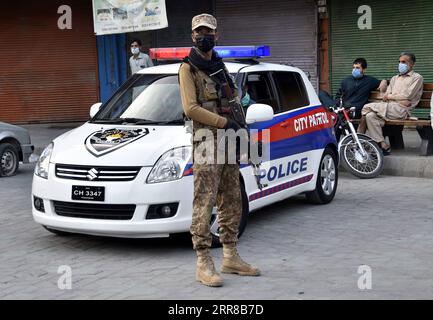 210428 -- PESHAWAR, 28. April 2021 -- Ein pakistanischer Soldat steht am 28. April 2021 auf einem Markt im nordwestpakistanischen Peshawar. Truppen der pakistanischen Armee wurden in 16 Städten des Landes entsandt, um die Einhaltung der COVID-19-Leitlinien durch die Öffentlichkeit sicherzustellen. Foto von /Xinhua PAKISTAN-PESHAWAR-COVID-19-TRUPPENEINSATZ SaeedxAhmad PUBLICATIONxNOTxINxCHN Stockfoto