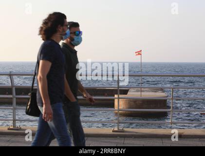 210430 -- BEIRUT, 30. April 2021 -- Menschen, die ihre Gesichtsmasken tragen, spazieren entlang der Küste in Beirut, Libanon, 29. April 2021. Vom 1. Mai bis 4. Mai wird im Libanon eine Sperrung eingeführt, um die Aktivitäten im Zusammenhang mit sozialen Netzwerken während des orthodoxen Osterfestes einzuschränken, teilte Libanons Disaster Risk Management Unit mit. LIBANON-BEIRUT-COVID-19-ORTHODOX OSTERN-LOCKDOWN LIUXZONGYA PUBLICATIONXNOTXINXCHN Stockfoto