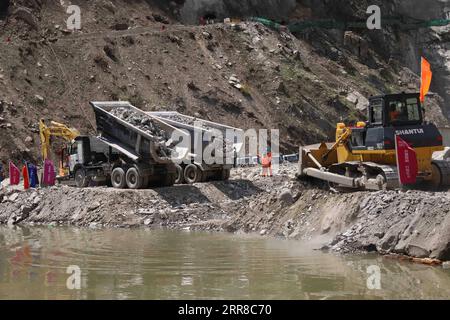 210430 -- MANSEHRA, 30. April 2021 -- Arbeiter Damm den Fluss, um die zweite Stufe der Flusssperre im Distrikt Mansehra, Pakistan, zu erreichen, 30. April 2021. Das pakistanische Wasserkraftprojekt Suki Kinari SK im Nordwesten des Landes hat am Freitag die zweite Stufe der Flusssperre erreicht und damit eine neue Phase des Staudammbaus eingeleitet. Durch den erfolgreichen Abbruch des Hauptflusses des Kunhar River, bei dem der Fluss zum Überlauf geleitet wird, sollen wasserfreie Arbeitsgebiete für den Bau eines Betondamms des Kraftwerks unter dem China-Pakistan Economic Corridor CPEC in der Mansehra d geschaffen werden Stockfoto