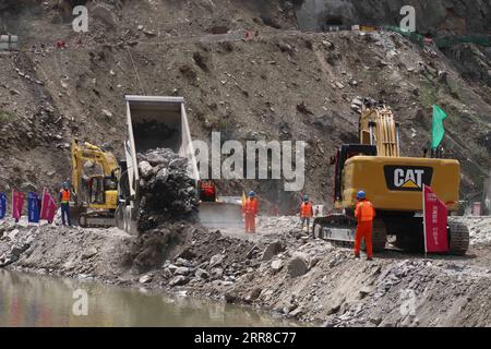 210430 -- MANSEHRA, 30. April 2021 -- Arbeiter Damm den Fluss, um die zweite Stufe der Flusssperre im Distrikt Mansehra, Pakistan, zu erreichen, 30. April 2021. Das pakistanische Wasserkraftprojekt Suki Kinari SK im Nordwesten des Landes hat am Freitag die zweite Stufe der Flusssperre erreicht und damit eine neue Phase des Staudammbaus eingeleitet. Durch den erfolgreichen Abbruch des Hauptflusses des Kunhar River, bei dem der Fluss zum Überlauf geleitet wird, sollen wasserfreie Arbeitsgebiete für den Bau eines Betondamms des Kraftwerks unter dem China-Pakistan Economic Corridor CPEC in der Mansehra d geschaffen werden Stockfoto