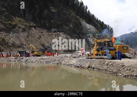 210430 -- MANSEHRA, 30. April 2021 -- Arbeiter Damm den Fluss, um die zweite Stufe der Flusssperre im Distrikt Mansehra, Pakistan, zu erreichen, 30. April 2021. Das pakistanische Wasserkraftprojekt Suki Kinari SK im Nordwesten des Landes hat am Freitag die zweite Stufe der Flusssperre erreicht und damit eine neue Phase des Staudammbaus eingeleitet. Durch den erfolgreichen Abbruch des Hauptflusses des Kunhar River, bei dem der Fluss zum Überlauf geleitet wird, sollen wasserfreie Arbeitsgebiete für den Bau eines Betondamms des Kraftwerks unter dem China-Pakistan Economic Corridor CPEC in der Mansehra d geschaffen werden Stockfoto