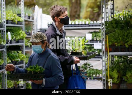 210501 -- VANCOUVER, 1. Mai 2021 -- Leute besuchen einen Sommer Vancouver Farmers Market in Vancouver, British Columbia, Kanada, am 1. Mai 2021. Die Vancouver Farmers Markets im Sommer 2021 begannen am Samstag und werden bis Oktober an verschiedenen Orten in der Stadt stattfinden. Foto: /Xinhua CANADA-VANCOUVER-FARMERS MARKET LiangxSen PUBLICATIONxNOTxINxCHN Stockfoto