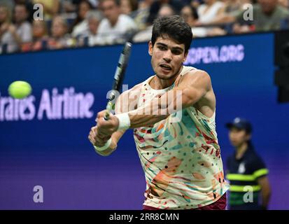 Flushing Meadow, United Erklärte. September 2023. Carlos Alcaraz aus Spanien trifft Alexander Zverev aus Deutschland im Viertelfinale im Arthur Ashe Stadium bei den US Open Tennis Championships 2023 im USTA Billie Jean King National Tennis Center am Mittwoch, den 6. September 2023 in New York City. Foto von Larry Marano/UPI Credit: UPI/Alamy Live News Stockfoto