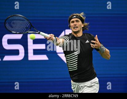 Flushing Meadow, United Erklärte. September 2023. Alexander Zverev aus Deutschland trifft Carlos Alcaraz aus Spanien im Viertelfinale im Arthur Ashe Stadium bei den US Open Tennis Championships 2023 im USTA Billie Jean King National Tennis Center am Mittwoch, den 6. September 2023 in New York City. Foto von Larry Marano/UPI Credit: UPI/Alamy Live News Stockfoto