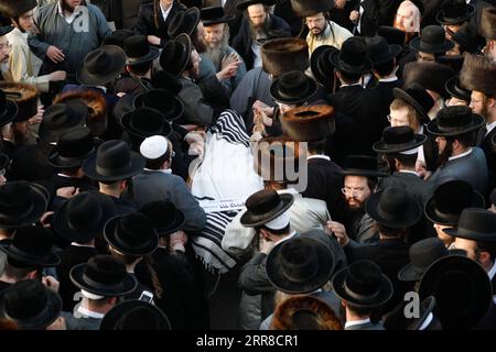 210501 -- JERUSALEM, 1. Mai 2021 -- Menschen nehmen an der Beerdigung eines Opfers der Stampede-Katastrophe auf dem Berg Meron in Jerusalem am 30. April 2021 Teil. Fünf Kinder im Alter von neun bis 14 Jahren gehören zu den 45 Opfern, die am Donnerstagabend bei einer Stampede-Katastrophe auf dem Berg Meron im Norden Israels getötet wurden, sagte das gesundheitsministerium des Landes am Samstag. Via Xinhua MIDEAST-JERUSALEM-STAMPEDE OPFER-BEERDIGUNG JINI PUBLICATIONxNOTxINxCHN Stockfoto