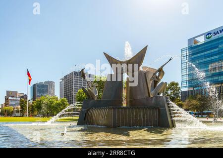 Adelaide, Australien - 27. September 2019: Three Rivers Fountain am Victoria Square in Adelaide City an einem hellen Tag Stockfoto