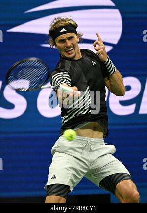 Flushing Meadow, United Erklärte. September 2023. Alexander Zverev aus Deutschland trifft Carlos Alcaraz aus Spanien im Viertelfinale im Arthur Ashe Stadium bei den US Open Tennis Championships 2023 im USTA Billie Jean King National Tennis Center am Mittwoch, den 6. September 2023 in New York City. Foto von Larry Marano/UPI Credit: UPI/Alamy Live News Stockfoto