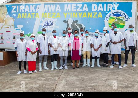 210502 -- NYANZA, 2. Mai 2021 -- Immaculee Kayitesi C, Eigentümerin von Zirakamwa Meza Dairy, posiert am 30. April 2021 für ein Gruppenfoto mit Mitarbeitern ihrer Firma im Bezirk Nyanza, etwa zwei Autostunden von der ruandischen Hauptstadt Kigali entfernt. ZUM Spiel: Von der Völkermord-Witwe zur erfolgreichen Geschäftsfrau -- Ruandische Frau, die aus dem Schattenfoto von /Xinhua RUANDA-NYANZA-GENOZID-GESCHÄFTSFRAU CyrilxNdegeya PUBLICATIONxNOTxINxCHN geht Stockfoto