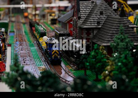 Eine Stadt, die komplett aus Lego-Blöcken besteht, beherbergt Autos, Straßen, Züge, Straßenbahnen. Real Life of Lego Toys Nahaufnahmen von Eisenbahnen in einer riesigen Stadt aus Blocks Canada Vancouver Stockfoto