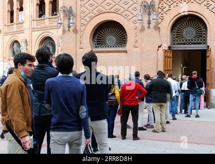 210503 -- MADRID, 3. Mai 2021 -- Zuschauer warten auf den Besuch der Stierkampfarena Las-Ventas in Madrid, Spanien, am 2. Mai 2021. Der Stierkampf von Las-Ventas am Sonntag fand seinen ersten Stierkampf seit Oktober 2019 mit einer Begrenzung von 6.000 Zuschauern statt. Foto von /Xinhua SPAIN-MADRID-BULLRING-REOPENING GustavoxValiente PUBLICATIONxNOTxINxCHN Stockfoto