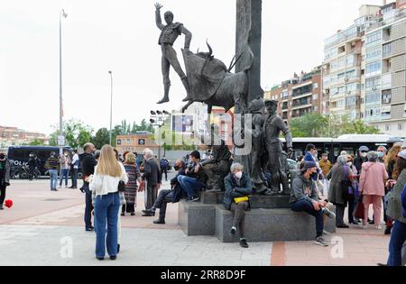 210503 -- MADRID, 3. Mai 2021 -- Zuschauer warten auf den Besuch der Stierkampfarena Las-Ventas in Madrid, Spanien, am 2. Mai 2021. Der Stierkampf von Las-Ventas am Sonntag fand seinen ersten Stierkampf seit Oktober 2019 mit einer Begrenzung von 6.000 Zuschauern statt. Foto von /Xinhua SPAIN-MADRID-BULLRING-REOPENING GustavoxValiente PUBLICATIONxNOTxINxCHN Stockfoto