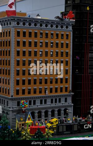 Eine Stadt, die komplett aus Lego-Blöcken besteht, beherbergt Autos, Straßen, Züge, Straßenbahnen. Real Life of Lego Toys Nahaufnahmen von Eisenbahnen in einer riesigen Stadt aus Blocks Canada Vancouver Stockfoto