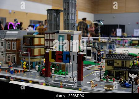 Eine Stadt, die komplett aus Lego-Blöcken besteht, beherbergt Autos, Straßen, Züge, Straßenbahnen. Real Life of Lego Toys Nahaufnahmen von Eisenbahnen in einer riesigen Stadt aus Blocks Canada Vancouver Stockfoto