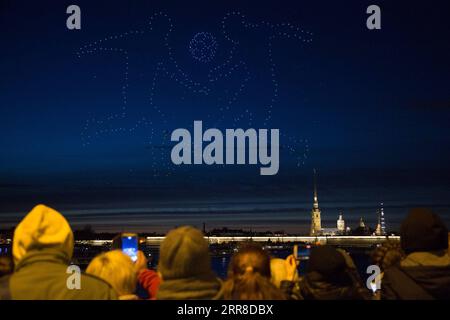 210503 -- ST. PETERSBURG, 3. Mai 2021 -- Ein Fußballspiel mit Drohnen wird über dem Himmel von St. Petersburg, Russland, 2. Mai 2021. Das erste internationale Drone Festival fand in St. Petersburg am 2. Mai. Foto: /Xinhua RUSSIA-ST. PETERSBURG-DRONE FESTIVAL IrinaxMotina PUBLICATIONxNOTxINxCHN Stockfoto