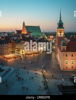 Blick auf den Schlossplatz bei Sonnenuntergang in der Altstadt von Warschau, Polen Stockfoto