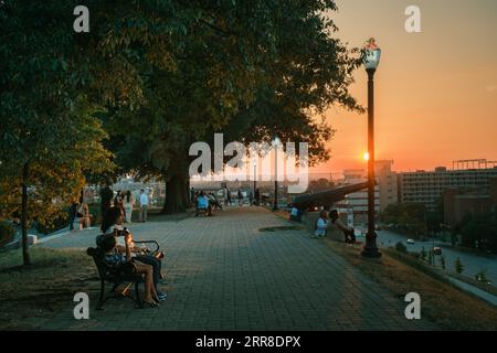 Blick auf den Sonnenuntergang vom Federal Hill Park, Baltimore, Maryland Stockfoto