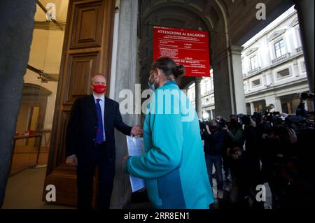 210504 -- FLORENZ, 4. Mai 2021 -- Eike Schmidt L, Direktorin der Uffizien, begrüßt den ersten Besucher der wiedereröffneten Uffizien in Florenz, Italien, am 4. Mai 2021. In den Uffizien von Florenz, in denen viele der wichtigsten Werke der italienischen Renaissance der Welt ausgestellt sind, wurde am Dienstag wieder geöffnet. STR/Xinhua ITALY-FLORENCE-UFFIZIEN GALERIEN-REOPEN Stringer PUBLICATIONxNOTxINxCHN Stockfoto