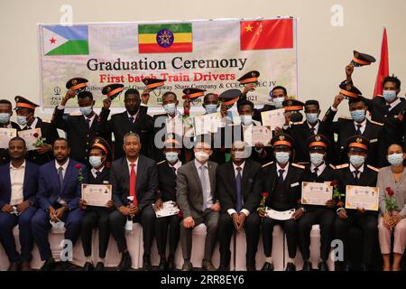 210505 -- ADDIS ABEBA, 5. Mai 2021 -- neue Graduiertenfahrer der Äthiopisch-Dschibuti-Eisenbahn posieren am 4. Mai 2021 für Gruppenfotos mit Vertretern aus China und Äthiopien in Addis Abeba, Äthiopien. TOGO WITH Roundup: Äthiopische Triebfahrzeugführer, die von Chinesen ausgebildet wurden, um den Kapazitätsaufbau zu fördern ÄTHIOPIEN-CHINA-ELEKTRIFIZIERTE ZUGFÜHRER-ABSCHLUSSZEREMONIE WangxPing PUBLICATIONxNOTxINxCHN Stockfoto