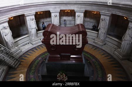 210506 -- PARIS, 6. Mai 2021 -- Aktenfoto vom 5. Mai 2013 zeigt das Grab Napoleons unter der Kuppel der Kathedrale Saint-Louis im Militärmuseum Les Invalides in Paris, Frankreich. Frankreich erinnerte an den 200. Todestag des französischen Kaisers Napoleon Bonaparte. Napoleon Bonaparte starb 1769-1821 im Exil auf der Insel St. Helena am 5. Mai 1821. FRANKREICH-PARIS-NAPOLEON-200 Jahre GaoxJing PUBLICATIONxNOTxINxCHN Stockfoto
