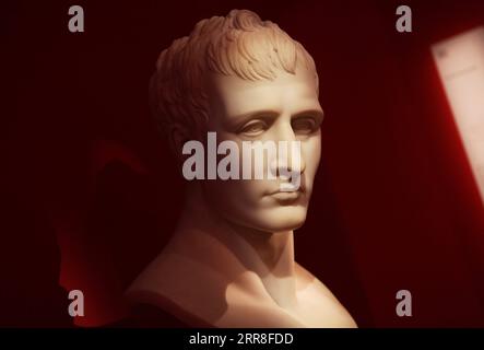 210506 -- PARIS, 6. Mai 2021 -- Aktenfoto vom 5. Mai 2013 zeigt eine Skulptur Napoleons im Militärmuseum Les Invalides in Paris, Frankreich. Frankreich erinnerte an den 200. Todestag des französischen Kaisers Napoleon Bonaparte. Napoleon Bonaparte starb 1769-1821 im Exil auf der Insel St. Helena am 5. Mai 1821. FRANKREICH-PARIS-NAPOLEON-200 Jahre GaoxJing PUBLICATIONxNOTxINxCHN Stockfoto