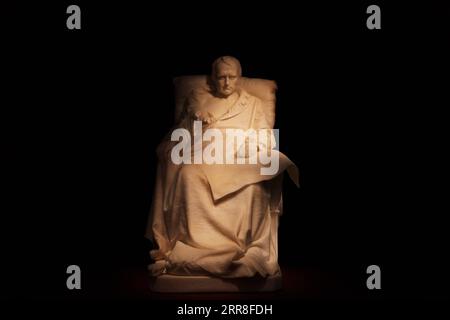 210506 -- PARIS, 6. Mai 2021 -- Aktenfoto vom 5. Mai 2013 zeigt eine Skulptur Napoleons im Militärmuseum Les Invalides in Paris, Frankreich. Frankreich erinnerte an den 200. Todestag des französischen Kaisers Napoleon Bonaparte. Napoleon Bonaparte starb 1769-1821 im Exil auf der Insel St. Helena am 5. Mai 1821. FRANKREICH-PARIS-NAPOLEON-200 Jahre GaoxJing PUBLICATIONxNOTxINxCHN Stockfoto