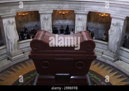 210506 -- PARIS, 6. Mai 2021 -- Aktenfoto vom 5. Mai 2013 zeigt das Grab Napoleons unter der Kuppel der Kathedrale Saint-Louis im Militärmuseum Les Invalides in Paris, Frankreich. Frankreich erinnerte an den 200. Todestag des französischen Kaisers Napoleon Bonaparte. Napoleon Bonaparte starb 1769-1821 im Exil auf der Insel St. Helena am 5. Mai 1821. FRANKREICH-PARIS-NAPOLEON-200 Jahre GaoxJing PUBLICATIONxNOTxINxCHN Stockfoto