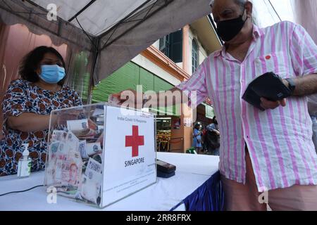 210506 -- SINGAPUR, 6. Mai 2021 -- Ein Mann spendet am 6. Mai 2021 an einem Spendenstand des Singapore Red Cross SRC in Singapur's Little India. Die Veranstaltung ist Teil der Hilfsbemühungen des SRC, Indien bei der Bekämpfung der COVID-19-Pandemie zu helfen. Foto von /Xinhua SINGAPUR-RED CROSS-COVID-19-FUNDRAISING FÜR INDIEN ThenxChihxWey PUBLICATIONxNOTxINxCHN Stockfoto