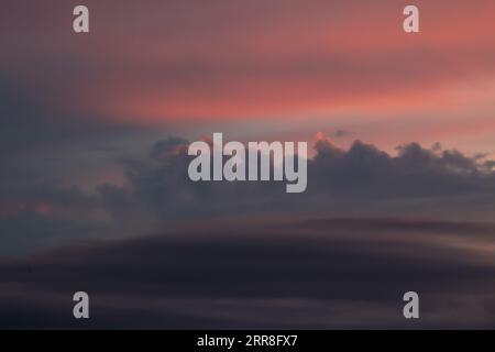 Ein malerischer Blick auf den Sonnenuntergang voller stürmischer Wolken. Stockfoto
