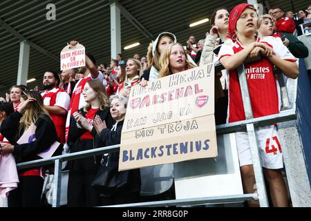 Linköping, Schweden. September 2023. Arsenal-Fans nach dem Spiel zwischen Arsenal WFC und Linköping FC am Mittwoch in der UEFA Women's Champions League, Ligapfad Runde 1, in der Linköping Arena, Schweden. Quelle: Jeppe Gustafsson/Alamy Live News Stockfoto