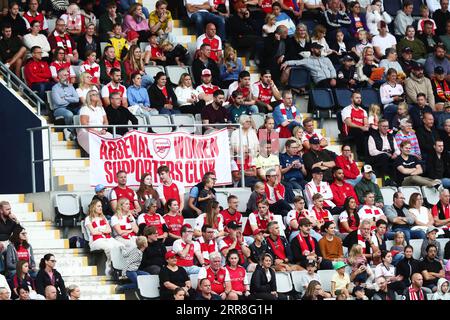 Linköping, Schweden. September 2023. Arsenal-Fans während des Spiels zwischen Arsenal WFC und Linköping FC in der UEFA Women's Champions League, Ligapfad Runde 1, in der Linköping Arena, Schweden. Quelle: Jeppe Gustafsson/Alamy Live News Stockfoto