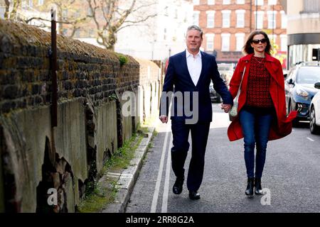 210507 -- LONDON, 7. Mai 2021 -- Großbritanniens Labour Party Führer Keir Starmer und seine Frau Victoria Starmer gehen zu einer Wahlstation, um bei den Kommunalwahlen in London, Großbritannien, am 6. Mai 2021 zu wählen. Millionen von Wählern in Großbritannien werden zu Lokalwahlen in den Wahllokalen kommen, die von politischen Kommentatoren als „Super Thursday“ bezeichnet werden, der als wichtiger Test für die wichtigsten politischen Parteiführer Großbritanniens angesehen wird. Mehr als 5.000 Sitzplätze stehen bei den Rathaus- und Rathauswahlen zur Auswahl, wobei auch der Bürgermeister von London und 12 Bürgermeister der Provinz sowie Polizei- und Kriminalkommissare gewählt werden Stockfoto