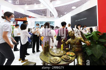 210507 -- HAIKOU, 7. Mai 2021 -- Menschen besuchen die Chongqing Ausstellungsfläche in den Provinzen, Gemeinden, Autonome Regionen Chinas Ausstellungshalle während der ersten China International Consumer Products Expo in Haikou, der Hauptstadt der südchinesischen Provinz Hainan, am 7. Mai 2021. Die erste China International Consumer Products Expo, die vom 7. Bis 10. Mai stattfindet, zog 648 ausländische Unternehmen und 1.365 Marken aus 69 Ländern und Regionen sowie 857 Unternehmen und 1.263 Marken aus China an. Mit einer Fläche von 80.000 Quadratmetern wird die expo die größte konsumgütermesse in der region Asien-Pazifik sein Stockfoto