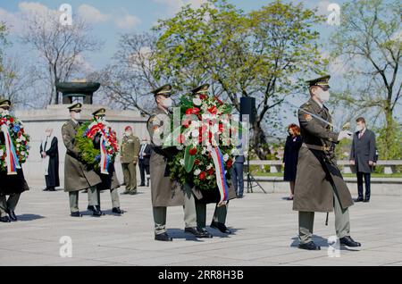 210508 -- PRAG, 8. Mai 2021 -- Foto vom 8. Mai 2021 zeigt eine Kranzlege am Grab des unbekannten Soldaten anlässlich des 76. Jahrestages des Endes des Zweiten Weltkriegs in Europa in Prag, Tschechien. Foto von /Xinhua CZECH REPUPBLIC-PRAGUE-END OF WORLD WAR II-MEMORIAL DanaxKesnerova PUBLICATIONxNOTxINxCHN Stockfoto