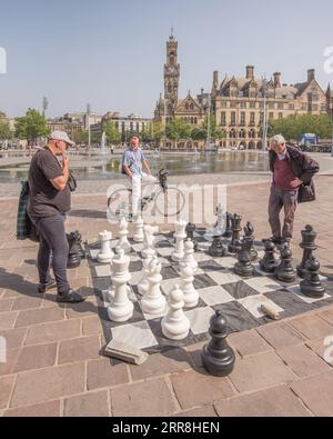Am 6. September 2023 spielte man im City Park, Bradford, mit dem Bradford City Hall Beyond the Mirror Pool. Stockfoto