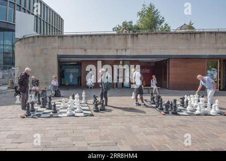 Am 6. September 2023 im City Park, Bradford, spielen große Schachfiguren. Stockfoto