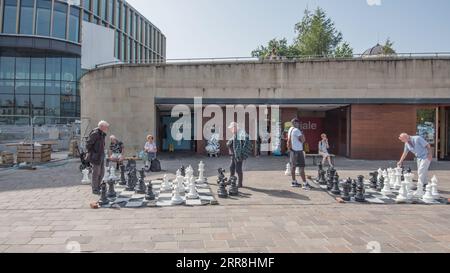 Am 6. September 2023 spielte man im City Park, Bradford, mit dem Bradford City Hall Beyond the Mirror Pool. Stockfoto
