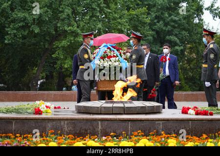210509 -- TASCHKENT, 9. Mai 2021 -- Foto vom 9. Mai 2021 zeigt eine Kranzlege-Zeremonie während einer Veranstaltung zum Gedenken und Gedenken in Taschkent, Usbekistan. 1945 wurde der 9. Mai von der Sowjetunion zum Tag des Sieges des Großen Vaterländischen Krieges erklärt. Nach der Ausrufung der Unabhängigkeit Usbekistans wurde der 9. Mai in Gedenktag und Ehrentag umbenannt. Während des Zweiten Weltkriegs nahmen fast 2 Millionen Menschen in Usbekistan die Waffen auf und stürmten auf das antifaschistische Schlachtfeld. Mehr als 500.000 Menschen starben und mehr als 150.000 gingen im Krieg verloren. Foto: /Xinhua USBEKISTAN-TASCHKENT-W Stockfoto