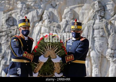 210509 -- BUKAREST, 9. Mai 2021 -- rumänische Soldaten einer Ehrenwache nehmen an einer Zeremonie zum 76. Jahrestag des Endes des Zweiten Weltkriegs in Europa Teil, bekannt als Tag des Sieges in Europa, bei einer Veranstaltung vor der Militärakademie in Bukarest, Rumänien, 9. Mai 2021. Foto von /Xinhua ROMANIA-BUKAREST-WWII-VICTORY-MEMORATION CristianxCristel PUBLICATIONxNOTxINxCHN Stockfoto