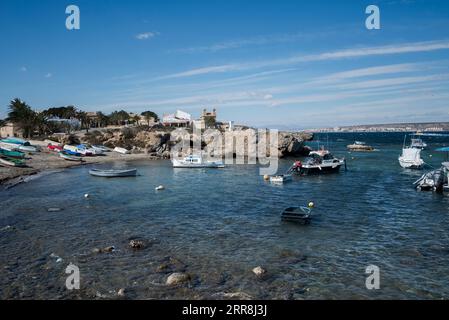 ALICANTE, SPANIEN – 26. FEBRUAR 2023: Hafen auf der Insel Tabarca, Gemeinde Alicante, Spanien Stockfoto