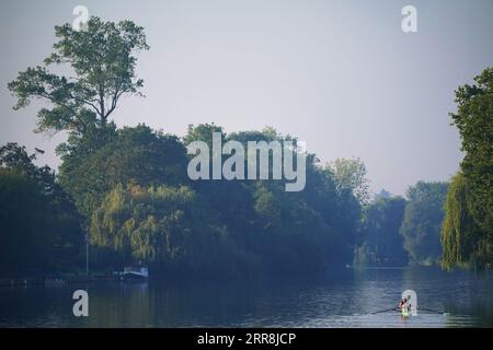 Ruderer fahren entlang der Themse in der Nähe von Maidenhead, Berkshire, während Prognostiker eine „letzte Dosis des Sommers“ vorhersagen, mit warmen Sprüchen, die am Donnerstag 32 °C in Zentral- und Südengland erreichen. Bilddatum: Donnerstag, 7. September 2023. Stockfoto