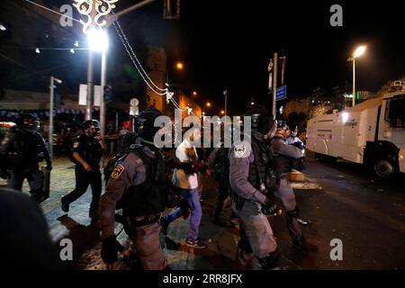 210510 – JERUSALEM, 10. Mai 2021 – israelische Polizei verhaftete einen Palästinenser vor dem Damaskustor der Jerusalemer Altstadt am 9. Mai 2021. Die Spannungen zwischen israelischen Sicherheitskräften und palästinensischen Demonstranten in Ostjerusalem setzten sich bis in die Sonntagnacht und den Montagmorgen fort, wobei an diesem Wochenende insgesamt mehr als 300 Palästinenser bei gewaltsamen Zusammenstößen verletzt wurden. Foto von /Xinhua MIDEAST-JERUSALEM-CONFLICT MuammarxAwad PUBLICATIONxNOTxINxCHN Stockfoto